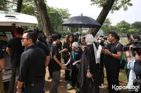 11 Potret Deswita Maharani dan Risma Nilawati Akur di Pemakaman Ibunda Ferry Maryadi, Momen Barengan Taburkan Bunga Disorot