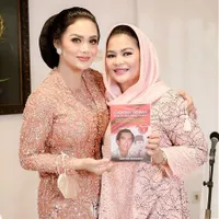 11 Potret Krisdayanti Tampilkan Pesona Wanita Jawa Pakai Kebaya dan Sanggul, Banjir Pujian Disebut Awet Muda - Cantiknya Aurel Banget