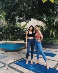 11 Potret Maudy Ayunda Yoga dan Perutnya yang Kotak-kotak Jadi Sorotan, Bikin Netizen Travelling Karena Kecantikannya