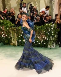 11 Potret Parade Busana Artis Hollywood di Red Carpet Met Gala 2024