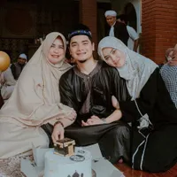 11 Potret Perayaan Ulang Tahun ke-23 Alvin Faiz, Dapat Hadiah Istimewa dari Henny Rahman: Jam Tangan Mewah - Umroh Berdua dengan Istri