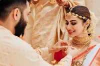 11 Potret Pernikahan Mouni Roy dan Suraj Nambiar, Digelar Privat - Penuh Tawa Bahagia 