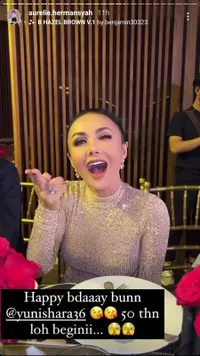 11 Potret Pesta Ulang Tahun Yuni Shara ke-50, Cantik Paripurna Pakai Gaun Belahan Tinggi - Meriah Serasa Perayaan Sweet Seventeen