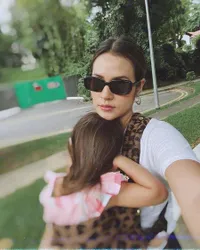 11 Potret Raisa yang Tetap Cantik Saat Momong Anak, Rambut Panjang dan Gaya Stylish Zalina Jadi Sorotan