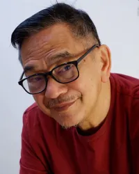 11 Potret Ray Sahetapy yang Gantengnya Awet, Nggak Kalah Keren Sama Cucunya!