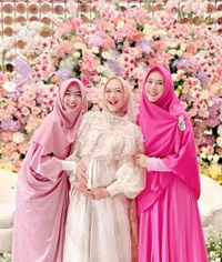 11 Potret Ria Ricis di Acara Siraman 7 Bulanan Baby R, Sakral Bernuansa Jawa - Bumil Cantik Pakai Jarik Pink