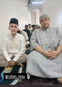 11 Potret Ruben Onsu Umumkan Mualaf, Jalani Salat Ied Perdana di Lebaran 2025