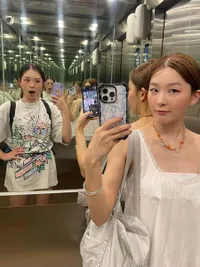 11 Potret Seulgi Red Velvet Asyik Liburan di Bali, Siap Nge-Vlog - Ikut Bakar Jagung di Tepi Pantai