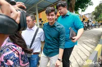 11 Potret Sidang Perdana Perceraian Ria Ricis dan Teuku Ryan, Diwarnai Tangis - Masih Cium Tangan di Ruang Sidang