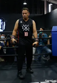11 Potret Vicky Prasetyo Latihan Tinju Bareng Hotman Paris, Sempat Tantang Deddy Corbuzier Adu Jotos di Pertandingan