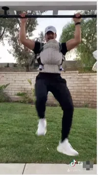 11 Potret Yoshi Sudarso Momong Sang Buah Hati, Hot Daddy Sering Ajak si Bayi Nge-Gym - Menggemaskan Suamiable Banget