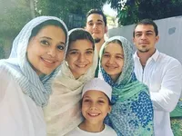 11 Tahun Berlalu Pasca Disomasi Oleh Anak Sendiri, Ini 7 Potret Keakraban Ayu Azhari dengan Buah Hatinya - Selalu Support Bahkan Saat si Sulung Terjerat Kasus