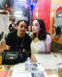 11 Tahun Bersama, Intip Potret Mesra Dimas Andrean Bersama Sang Istri yang Makin Harmonis - Sabar Menanti Kehadiran Buah Hati