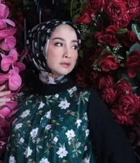 11 Tahun Sudah Konsisten Berhijab, Ini 8 Potret Desy Ratnasari Jadi Model Ivan Gunawan - Kembali Jalani Profesi Lama Pesonanya Tak Berubah