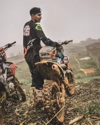 12 Selebriti yang Ternyata Memiliki Hobi Tunggangi Motor Trail