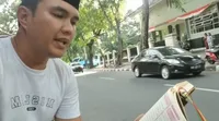 12 Foto Aldi Taher Ngaji di Berbagai Lokasi yang Antimainstream, Mulai dari Sungai Hingga Lapangan Bola