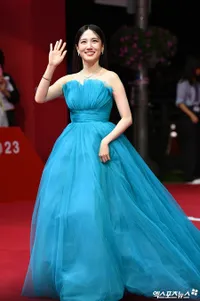 12 Foto Artis Korea di Red Carpet Busan International Film Festival 2023, Han Hyo Joo - Park Eun Bin Cantik Sempurna