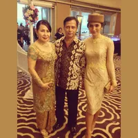 12 Foto Dena Rachman Bersama Keluarga, Mama Papa Selalu Support