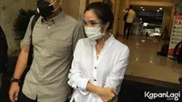 12 Foto Gisella Anastasia Kembali Wajib Lapor ke Polda, Tak Lagi Canggung Sempat Tersenyum dan Lambaikan Tangan ke Awak Media