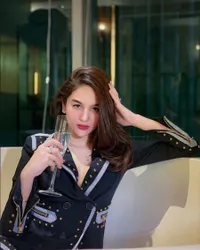 12 Foto Cantiknya Hana Hanifah, Ramai Diduga Artis Berinisial HH yang Terlibat Kasus Prostitusi Online
