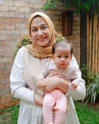 12 Foto Khanza, Bayi Perempuan Nina Zatulini yang Berpipi Gemas