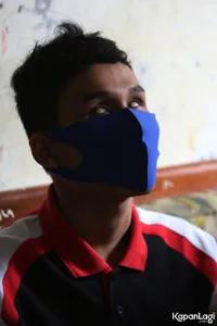 12 Foto Penuh Haru Ruri Repvblik Bantu Seorang Penyandang Disabilitas, Belikan Pizza Hingga Gitar!