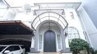 12 Foto Rumah Baru Kiky Saputri & Suami yang Mewah Bak Istana, Penuh Koleksi Barang Antik