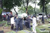 12 Foto Suasana Duka di Pemakaman Ade Irawan, Diiringi Isak Tangis Anak-Anak & Kerabat