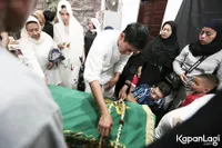 12 Foto Suasana Haru Pemakaman Sang Bunda, Vino G Bastian Tak Kuasa Menahan Air Mata