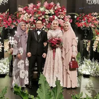 12 Gaya Tamu Undangan di Akad & Resepsi Pernikahan Dian Pelangi, Stylish Menawan!