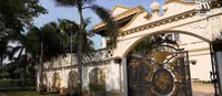 12 Penampakan Bagian Dalam Rumah Mewah Sule, Dipenuhi Desain Dari Kayu dan Perabot Mahal