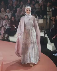 12 Potret Artis yang Ikut Fashion Show Koleksi Busana Zaskia dan Shireen Sungkar, Ada Nagita Slavina hingga Aldi Taher - Paula Verhoeven Bikin Pangling
