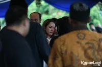 12 Potret BCL di Pemakaman Ashraf Sinclair, Tak Kuasa Tahan Air Mata Sambil Peluk Cium Noah