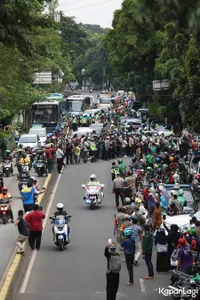 12 Potret Detik-Detik Keberangkatan Jenazah Syekh Ali Jaber ke Rumah Duka, Banyak Masyarakat yang Melihat - Dijaga Ketat Oleh Aparat