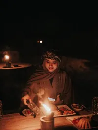 12 Potret Inara Rusli saat di Gurun Pasir Sahara, Penampilannya Tetap Menawan - Nikmati Waktu Sun Rise