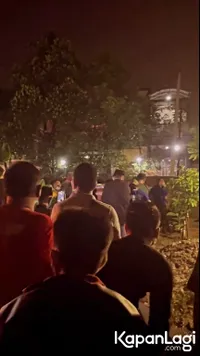 12 Potret Pemakaman Chacha Sherly eks Trio Macan, Diwarnai Kesedihan di Antara Gelapnya Malam