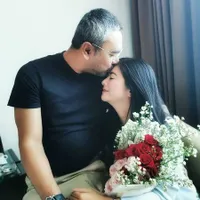 12 Potret Qory Sandioriva dan Suami Selama Setahun Nikah, Romantis Meski Beda 18 Tahun - Jarang Jadi Sorotan
