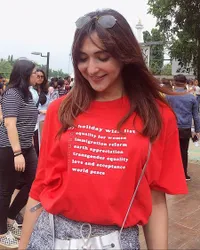12 Potret Terbaru Dena Rachman, Transgender yang Makin Cantik