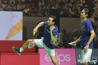 12 Potret Vincent Rompies dan Duta Sheila On 7 Saling Berpelukan di Lapangan Usai Kalah Tepok Bulu 2023