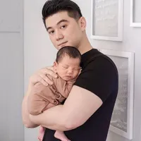 13 Foto Chef Arnold dan Baby Arthur, Lucu Banget Saat Bobo Bareng