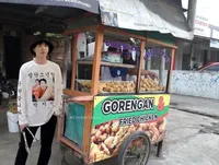 13 Foto Kocaknya BTS Saat Jadi Penjual di Pasar: Pasang Muka Melas, Jualan Beras sampai Buka Warteg!