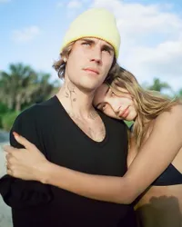 13 Foto Mesra Pasangan Artis Hollywood di Perayaan Valentine's Day, Ciuman Romantis - Go Public Perdana