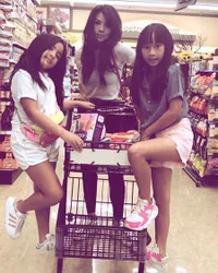 13 Foto Perbandingan Gaya Kierra Ong dan Mikhayla Bakrie: Sepupuan, Sama-Sama Cantik dan Anak Sosialita