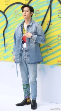 13 K-Pop Idol Tampil Kece Pakai Setelan Baju Jeans, Jimin BTS - Wendy Red Velvet
