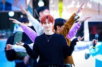 13 Potret Ganteng Hwang Minhyun Dengan Kulit Putih Bersinar Bagaikan Vampir