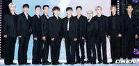 13 Potret Ganteng SEVENTEEN di Event Kolaborasi dengan Airbnb, Auranya Mahal Pakai Jas Hitam