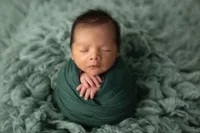 13 Potret Gemas Newborn Photoshoot Baby Dante Anak Chelsea Olivia dan Glenn Alinskie, Jajal Berbagai Pose - Berubah Jadi Beruang Kecil
