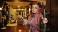 13 Potret Rumah Iyeth Bustami Ratu Dangdut Melayu yang Terkesan Mewah, Ada Bangunan Khusus Untuk Simpan Wardrobe Manggung - Tampilan Klasik Gemari Furnitur Kayu Jati