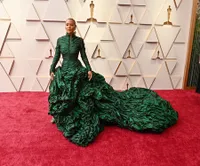 14 Dress Terlalu Unik Hingga Dibilang Worst Dress Oscar 2022, Gaun Hijau Jada Pinket Smith Hingga Kemeja Kristen Stewart yang Nggak Dikancingin