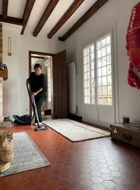 14 Foto Anggun Selama Paris Lockdown, Bebersih Rumah Sendiri - Sepanjang Hari Pakai Piyama